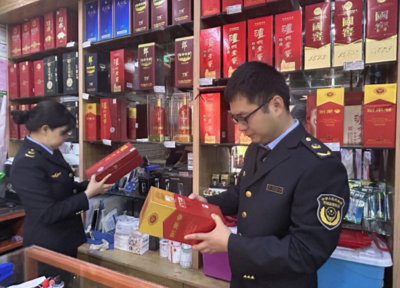 邻水县坛同市场监督管理所开展“特供酒”清源打链专项检查 强化酒类经营秩序监管
